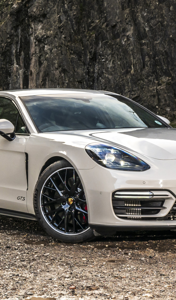 Автомобиль Porsche Panamera GTS 2020 года в горах