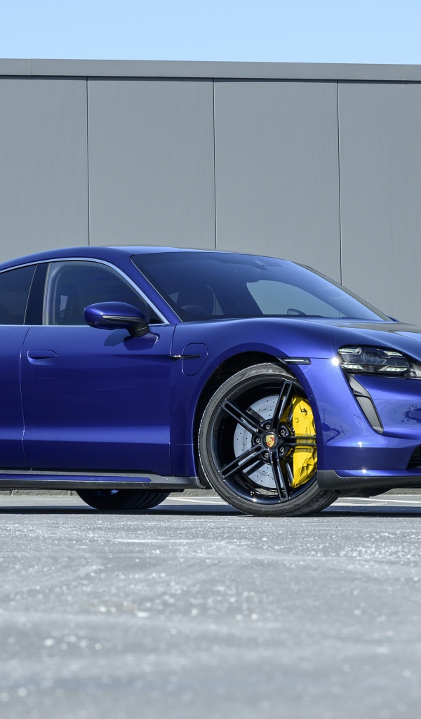 Синий автомобиль Porsche Taycan Turbo 2020 года 