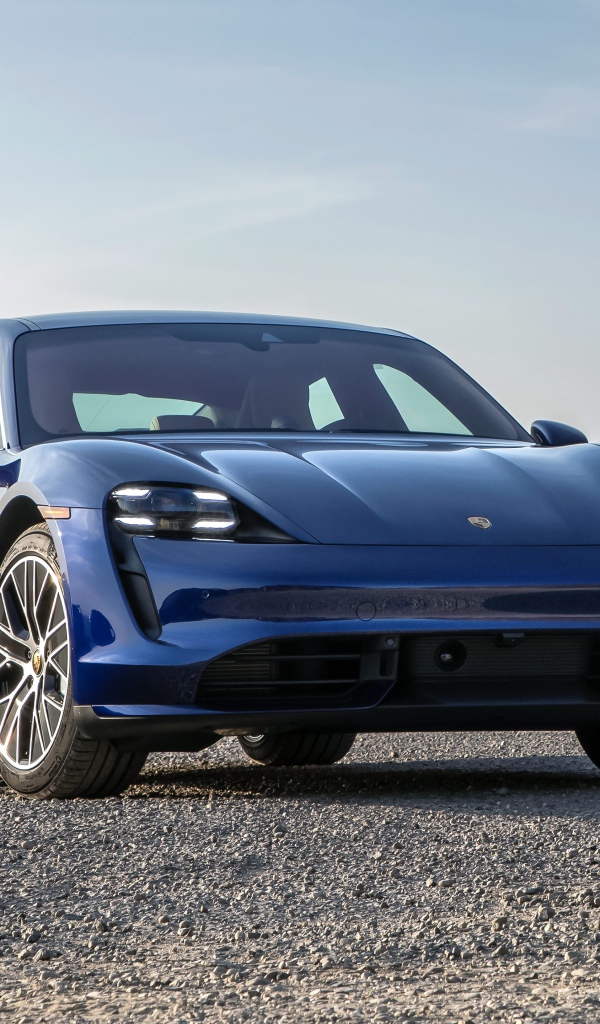 Синий автомобиль  Porsche Taycan Turbo, 2020 года у океана
