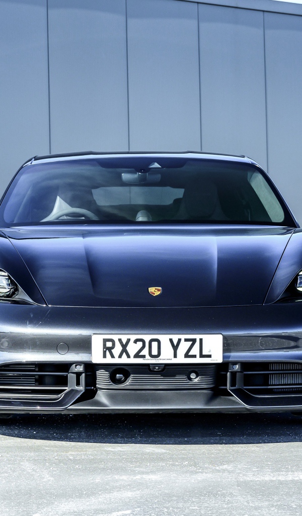 Автомобиль Porsche Taycan Turbo 2020 года вид спереди