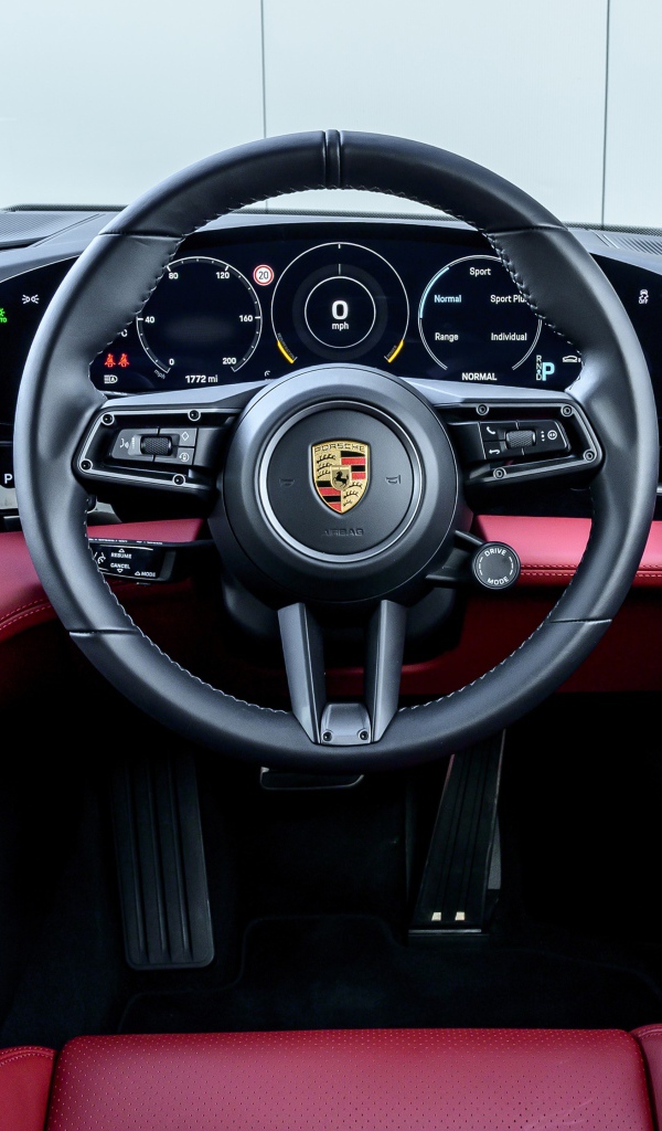 Салон автомобиля Porsche Taycan Turbo S 2020 года 