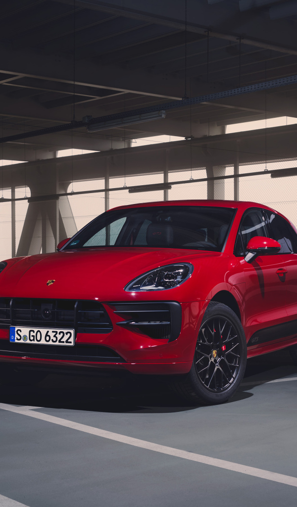 Красный внедорожник Porsche Macan GTS 2020 года 