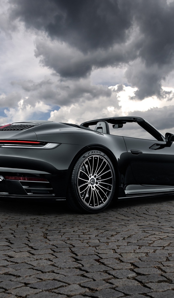 Черный автомобиль Porsche 911 Carrera 4S Cabriolet 2020 года под грозовым небом
