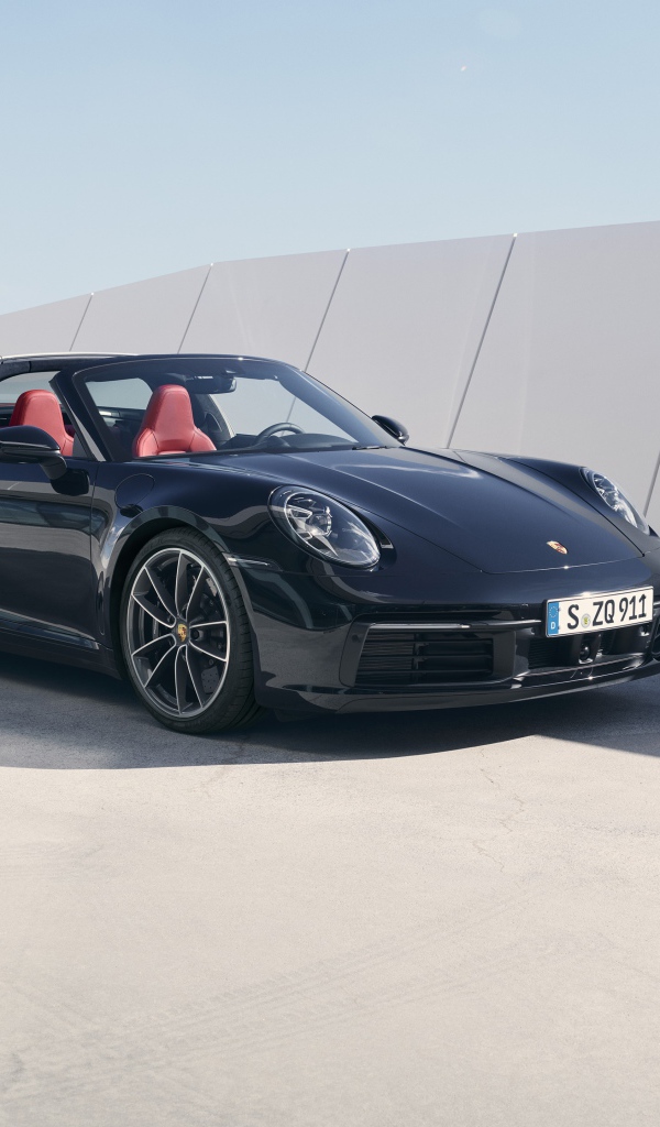 Черный Porsche 911 Targa 4S 2020 года в лучах солнца