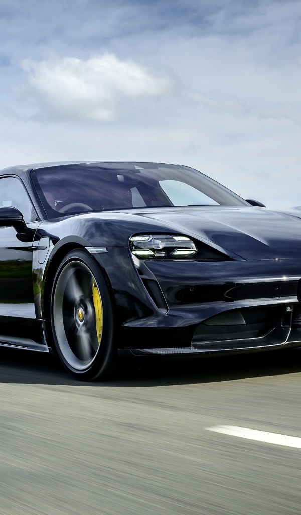 Черный автомобиль Porsche Taycan Turbo S 2020 года на скорости 