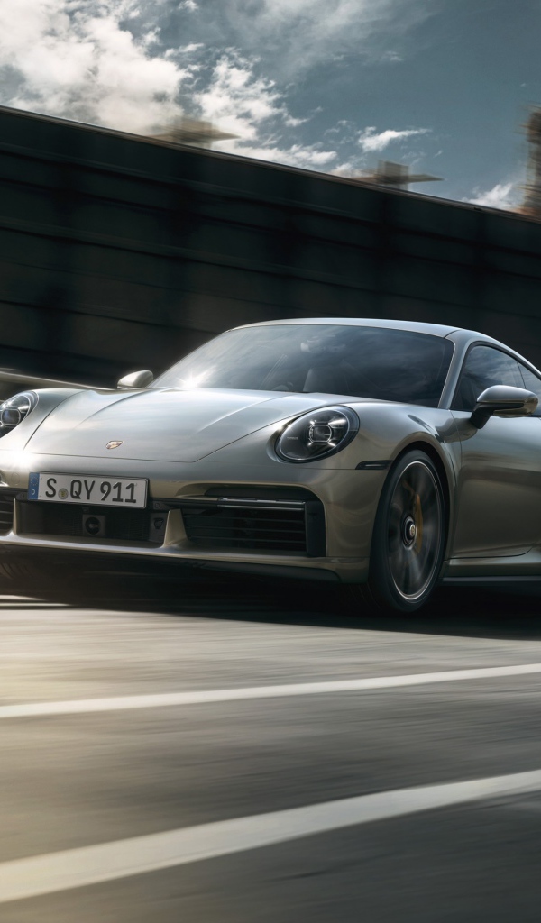 Быстрый компактный автомобиль Porsche 911 Turbo S 2020 года на трассе