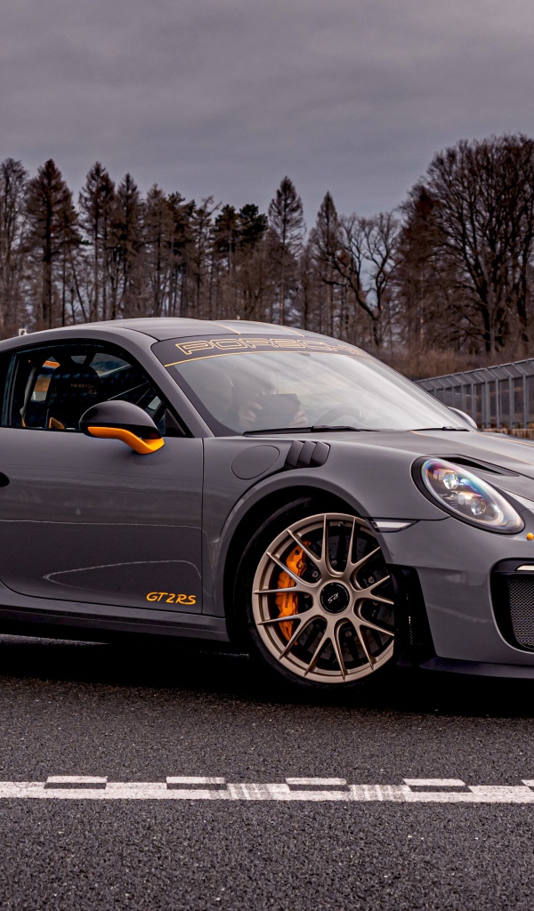 Быстрый Porsche 911 GT2 RS 2020 года на гонках 