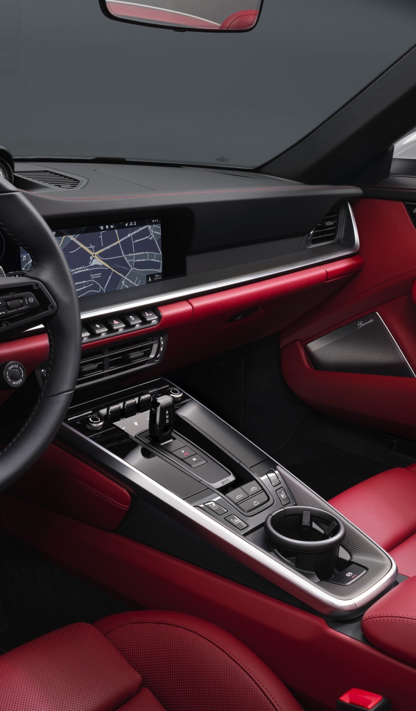 Красный кожаный автомобиль Porsche 911 Turbo S Cabriolet 2020 года