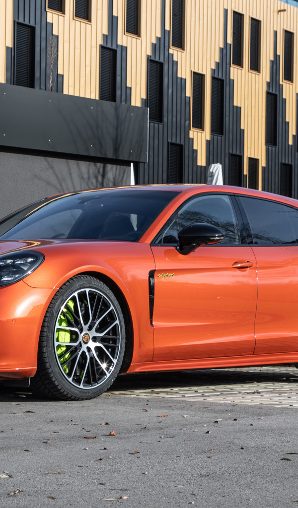 Автомобиль Porsche Panamera 4 E-Hybrid  2021 года на заправке
