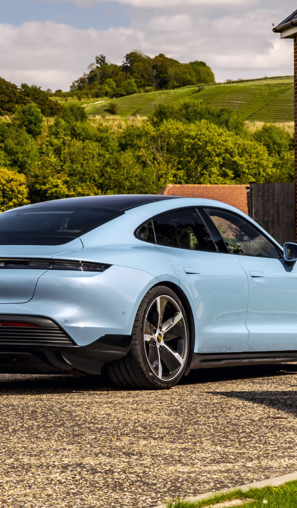 Автомобиль Porsche Taycan 4S 2021 года у дома