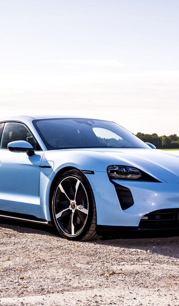 Голубой автомобиль Porsche Taycan 4S 2021 года