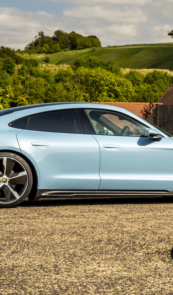 Автомобиль Porsche Taycan 4S 2021  года вид сбоку