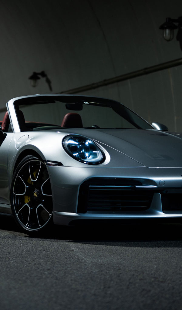 Серебристый Porsche 911 Turbo S Cabriolet 2021 года в тоннеле