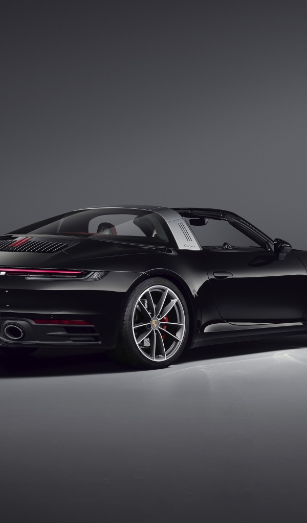 Черный автомобиль Porsche 911 Targa 4S 2020 года вид сзади на сером фоне