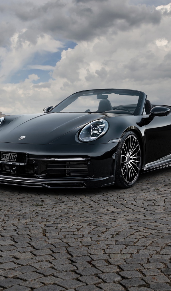 Черный кабриолет  Porsche 911 Carrera 4S, 2020 года на фоне грозового неба