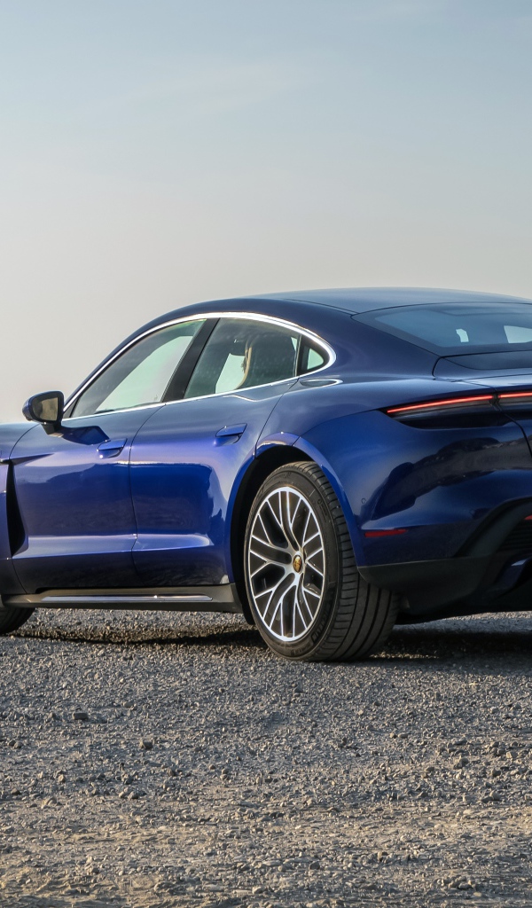 Синий автомобиль  Porsche Taycan, 2020 года вид сзади