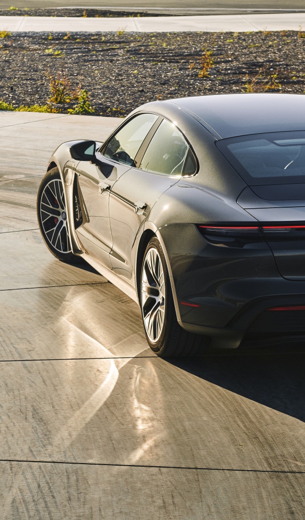 Быстрый  Porsche Taycan 4S, 2020 года на ровной дороге