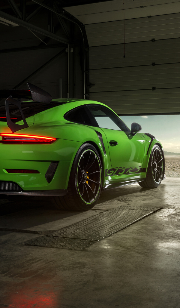 Зеленый автомобиль Porsche GT3 RS вид сзади