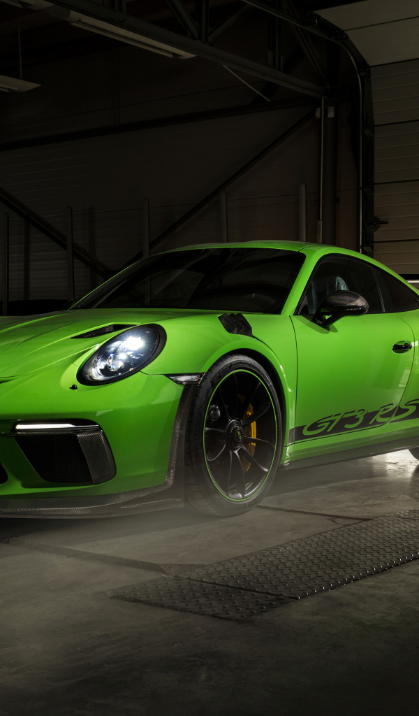 Зеленый автомобиль Porsche GT3 RS в гараже