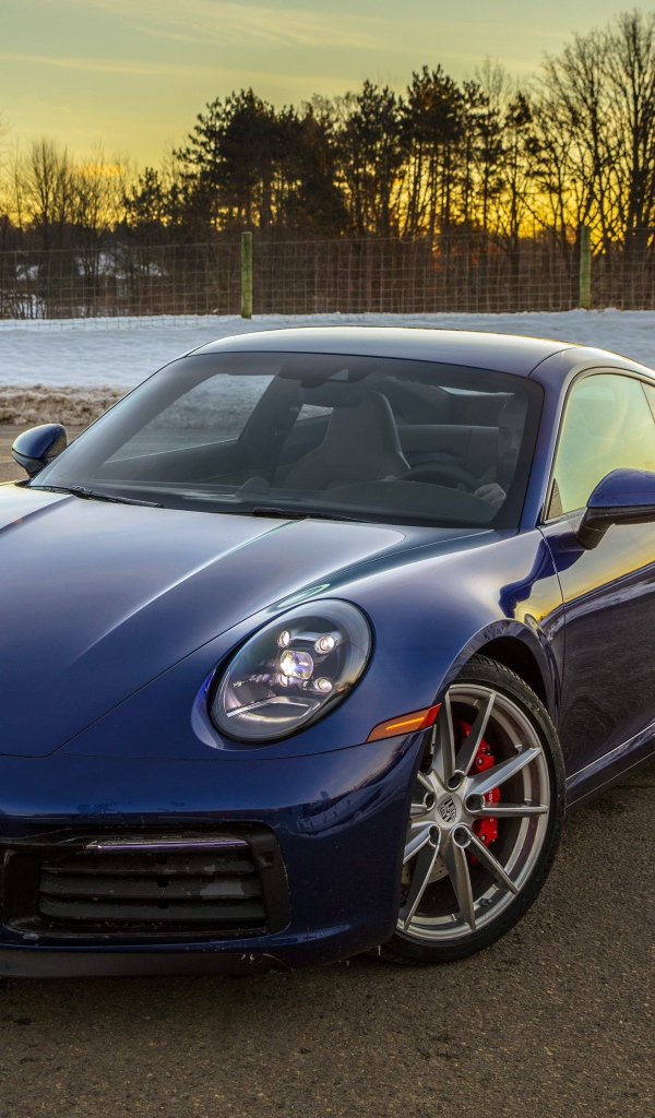 Автомобиль  Porsche 911 Carrera, 2020 года в лучах зимнего солнца