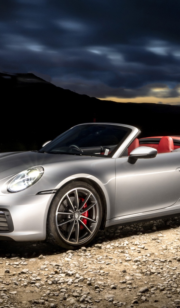 Автомобиль Porsche 911 Carrera 4S Cabriolet вечером