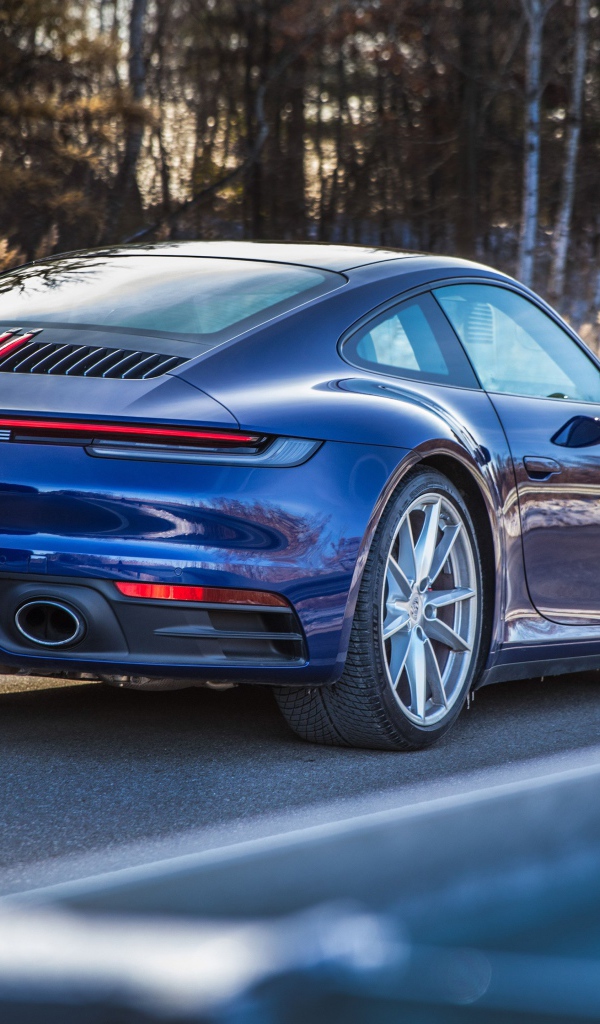 Автомобиль  Porsche 911 Carrera 4S, 2020 года вид сзади