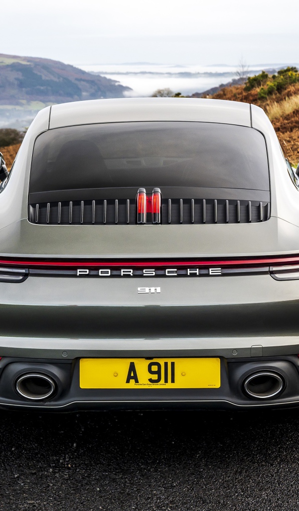 Автомобиль Porsche 911 Carrera на дороге у обрыва