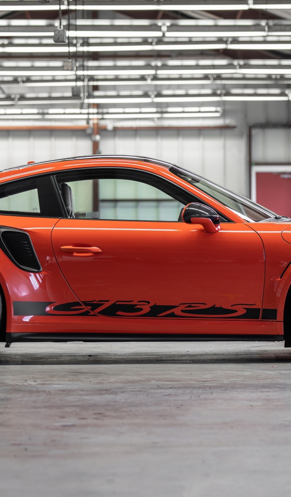 Быстрый автомобиль Porsche 911 GT3 RS вид сбоку 