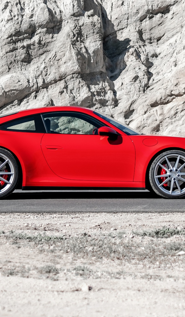 Красный  Porsche 911 Carrera S, 2020 года на фоне горы