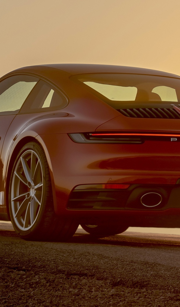 Красный автомобиль  Porsche 911 Carrera S, 2020 года вид сзади