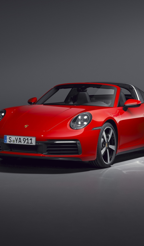 Красный автомобиль Porsche 911 Targa 4 2020 года на сером фоне