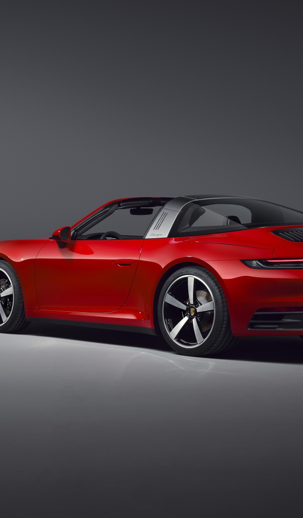 Красный автомобиль Porsche 911 Targa 4, 2020 года на сером фоне вид сзади