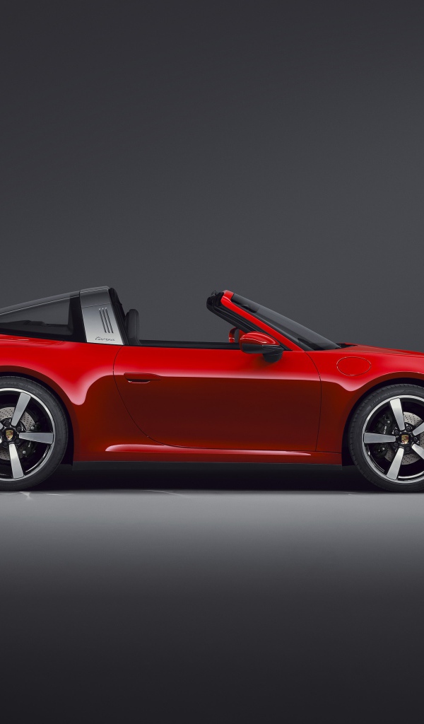 Красный кабриолет Porsche 911 Targa 4 2020 года на сером фоне