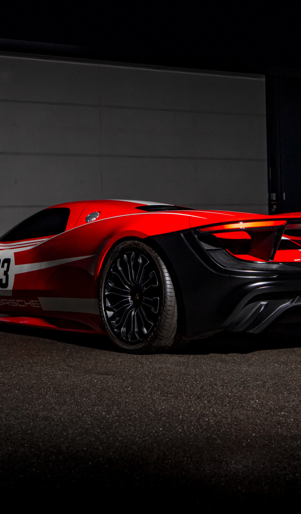 Красный гоночный автомобиль Porsche 917 Living Legend  вид сзади