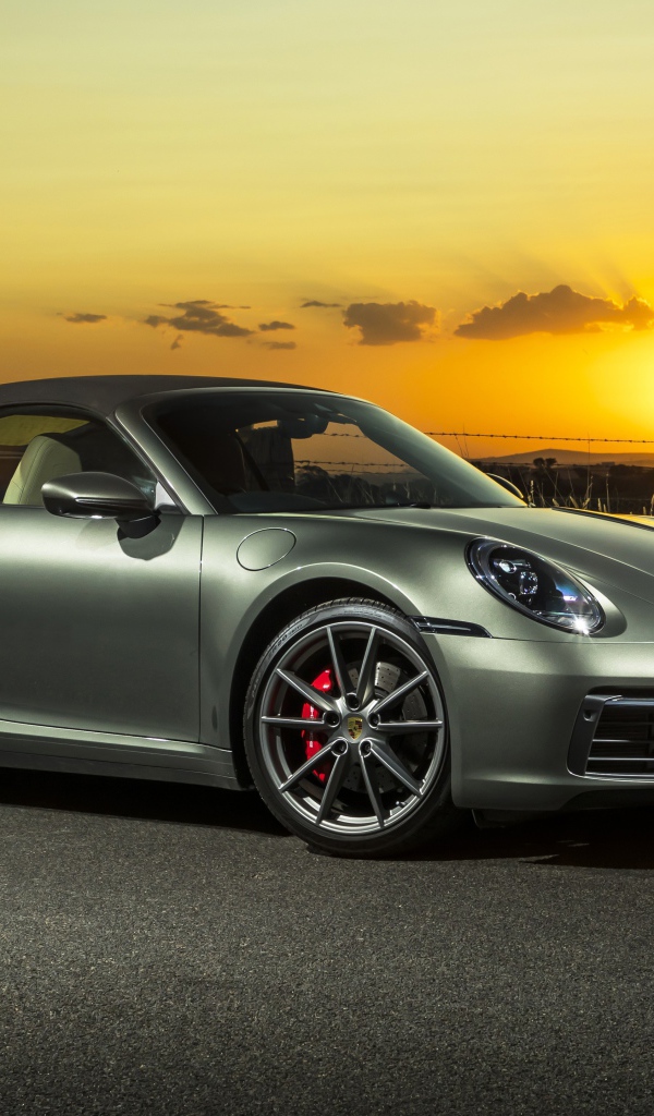 Серебристый Porsche 911 Carrera S Cabriolet 2020 года на закате 
