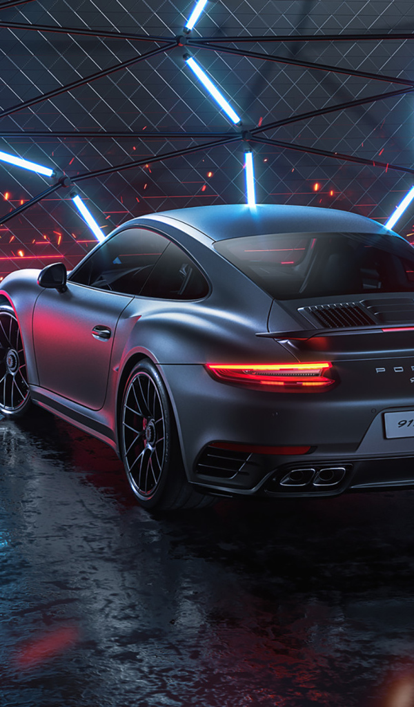 Серебристый автомобиль Porsche 911 Turbo S 