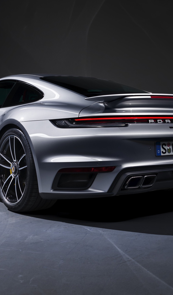 Серебристый автомобиль Porsche 911 Turbo S 2020 года вид сзади