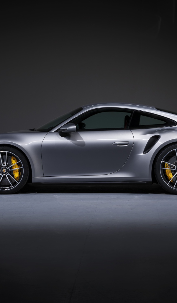 Серебристый автомобиль Porsche 911 Turbo S 2020 года вид сбоку 