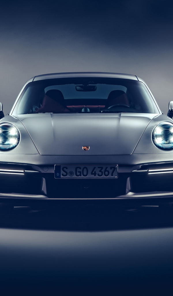 Серебристый Porsche 911 Turbo S 2020 года вид спереди