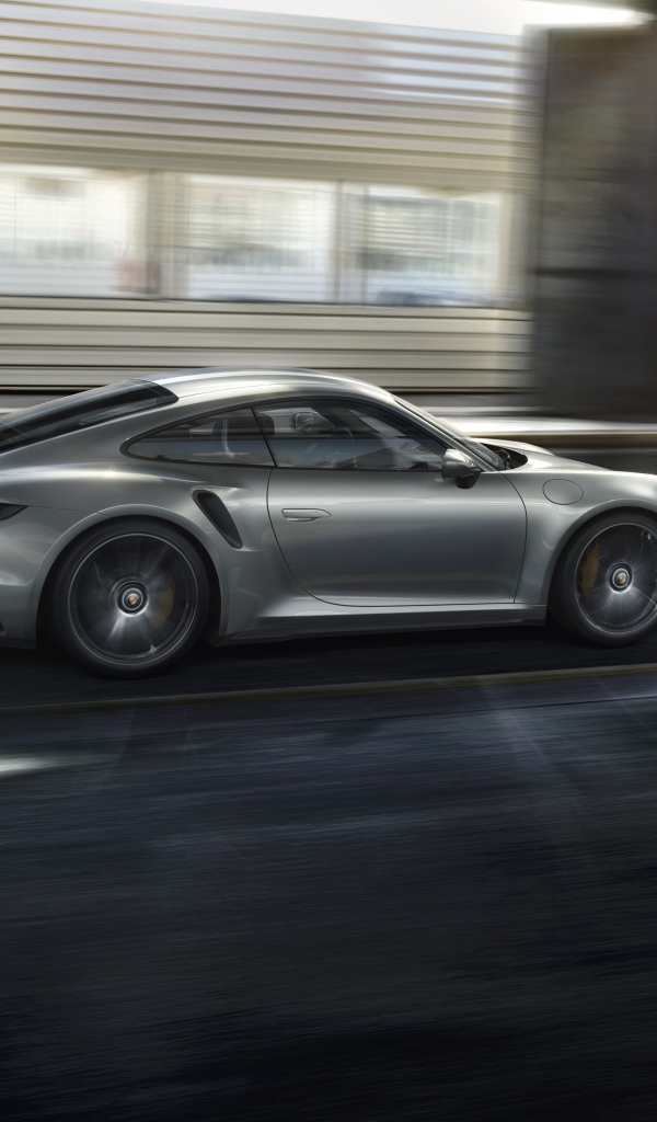 Серебристый автомобиль Porsche 911 Turbo S 2020 года на трассе 