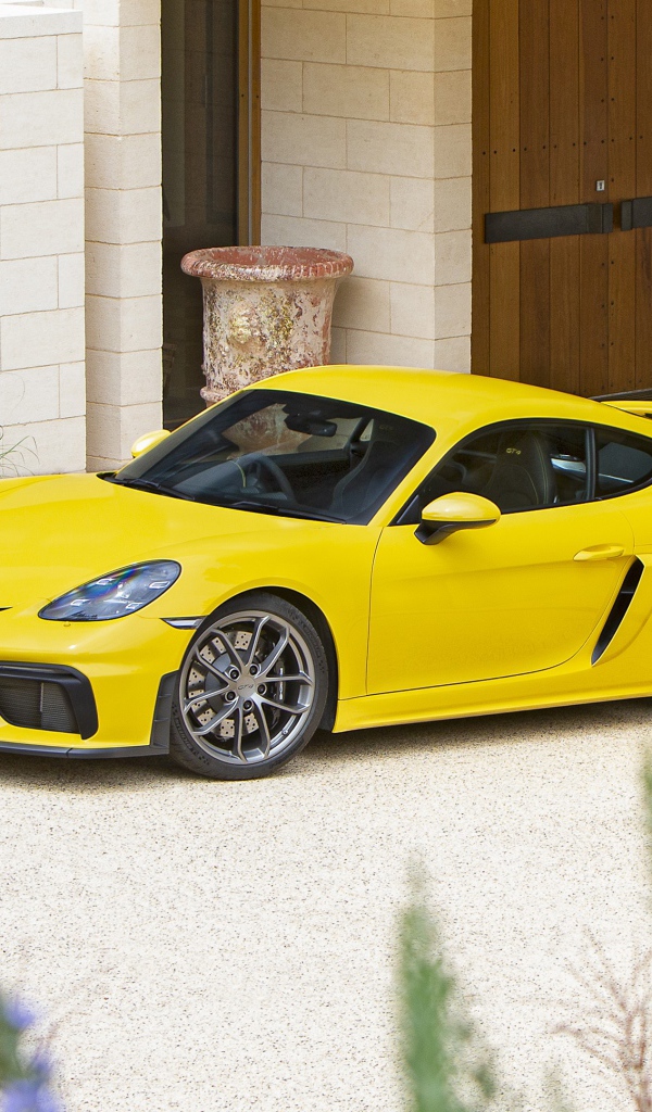 Желтый автомобиль Porsche 718 Cayman GT4,  2020 года
