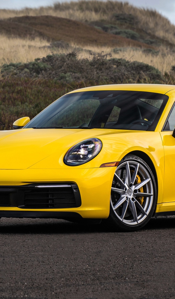 Желтый автомобиль Porsche 911 Carrera 4S, 2020 года