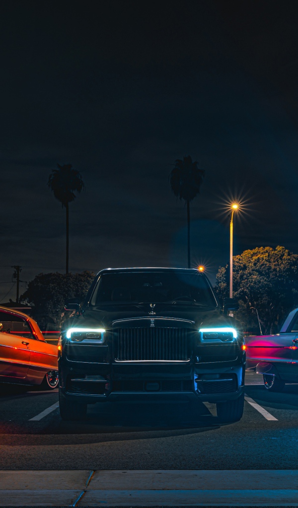 Автомобили Rolls-Royce Cullinan, 2020 года с включенным фарами