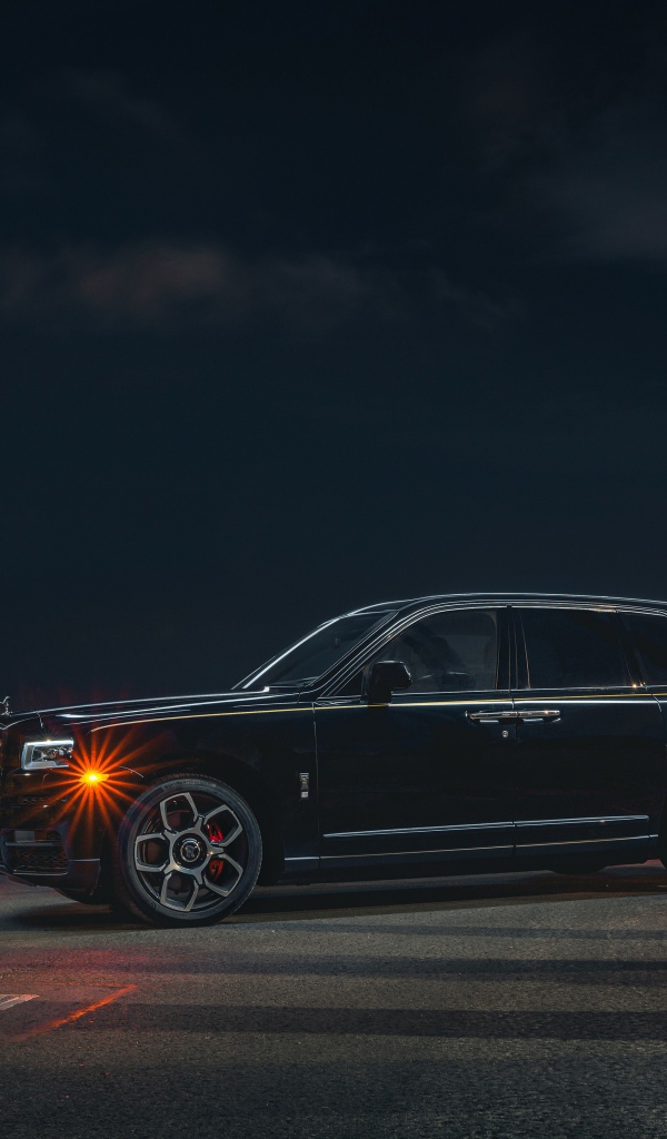 Автомобиль  Rolls-Royce Cullinan, 2020 года ночью 