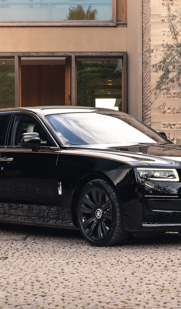 Черный деловой автомобиль Rolls-Royce Ghost EWB 2020 года у дома 