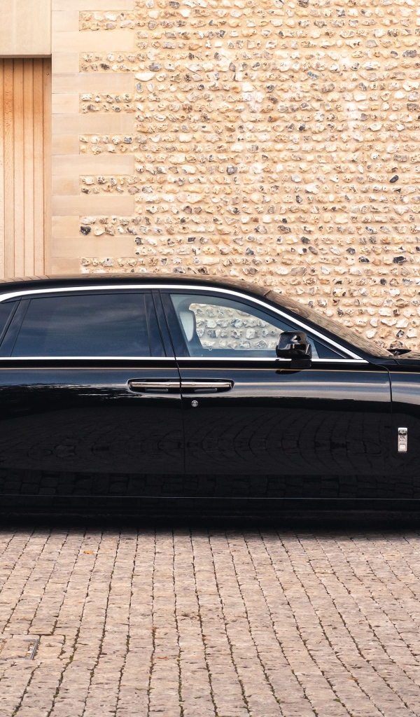 Черный автомобиль Rolls-Royce Ghost EWB 2020 года у стены