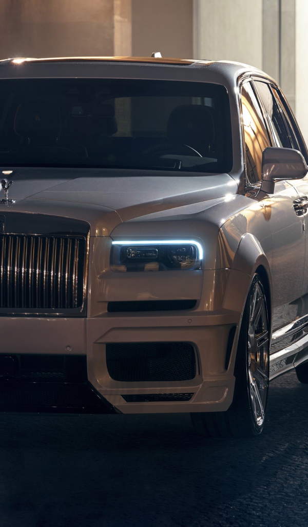 Белый автомобиль  Rolls-Royce Cullinan 2020 года в городе 