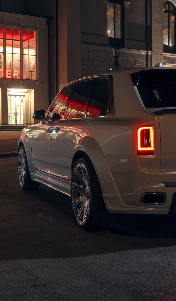 Белый внедорожник  Rolls-Royce Cullinan 2020 года вид сзади