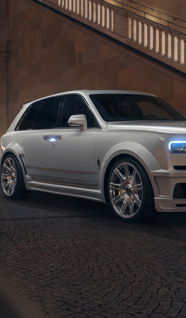 Белый автомобиль  Rolls-Royce Cullinan 2020 года у лестницы