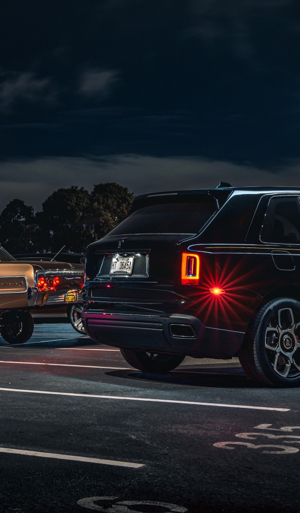 Черный Rolls-Royce Cullinan, 2020 года вид сзади
